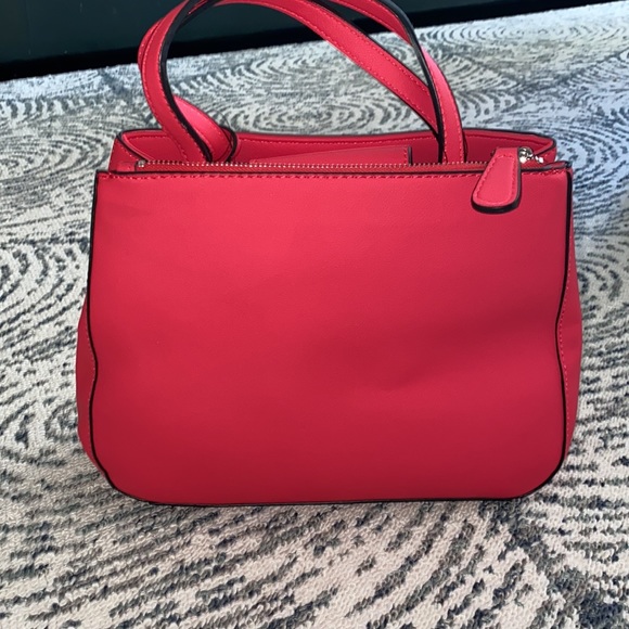 Guess purse - Picture 3 of 3